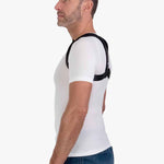 Mann in Komfort posture corrector sich an die richtige Haltung