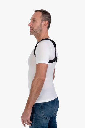 Mann in Komfort posture corrector sich an die richtige Haltung